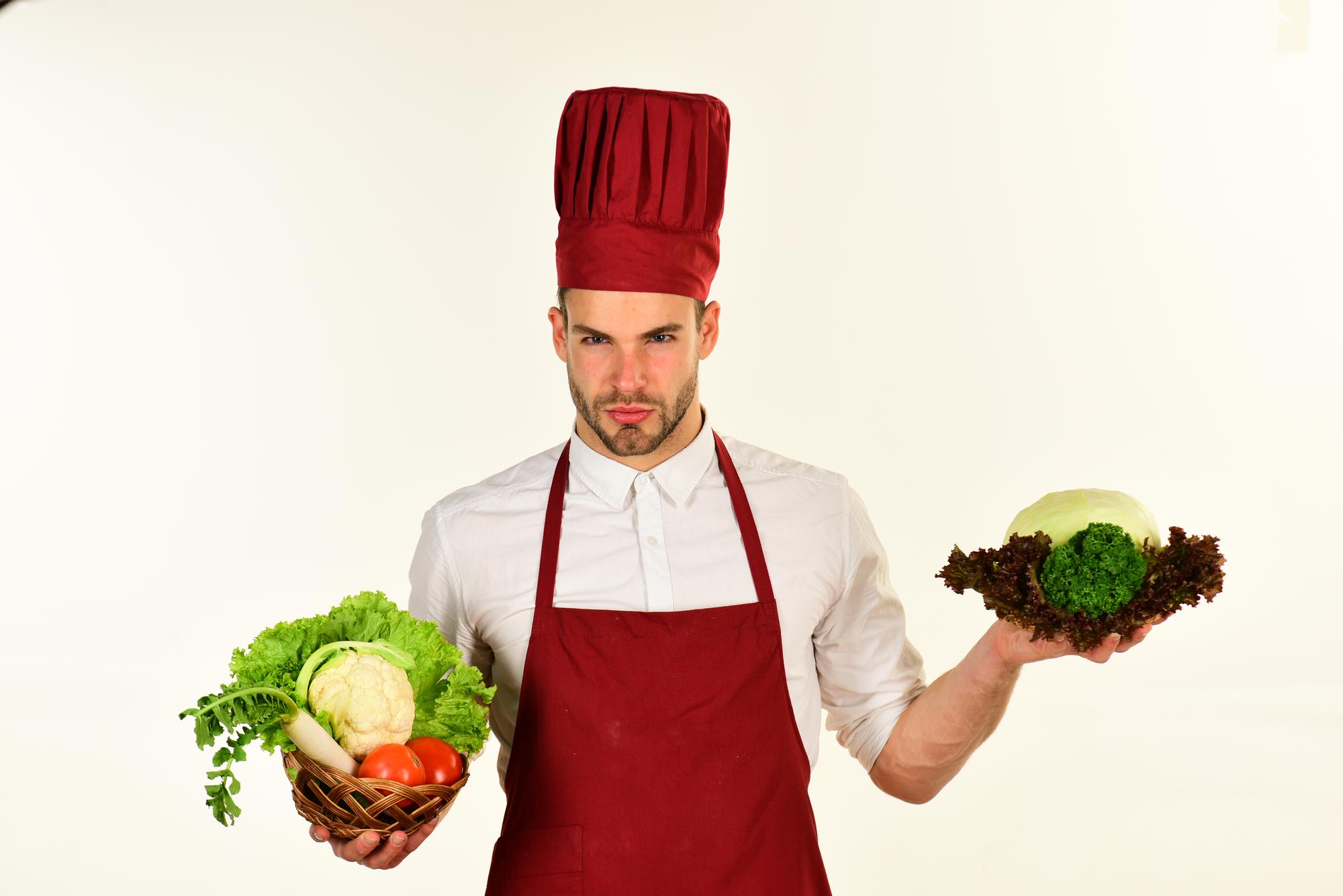 Szef kuchni komponuje menu sezonowe